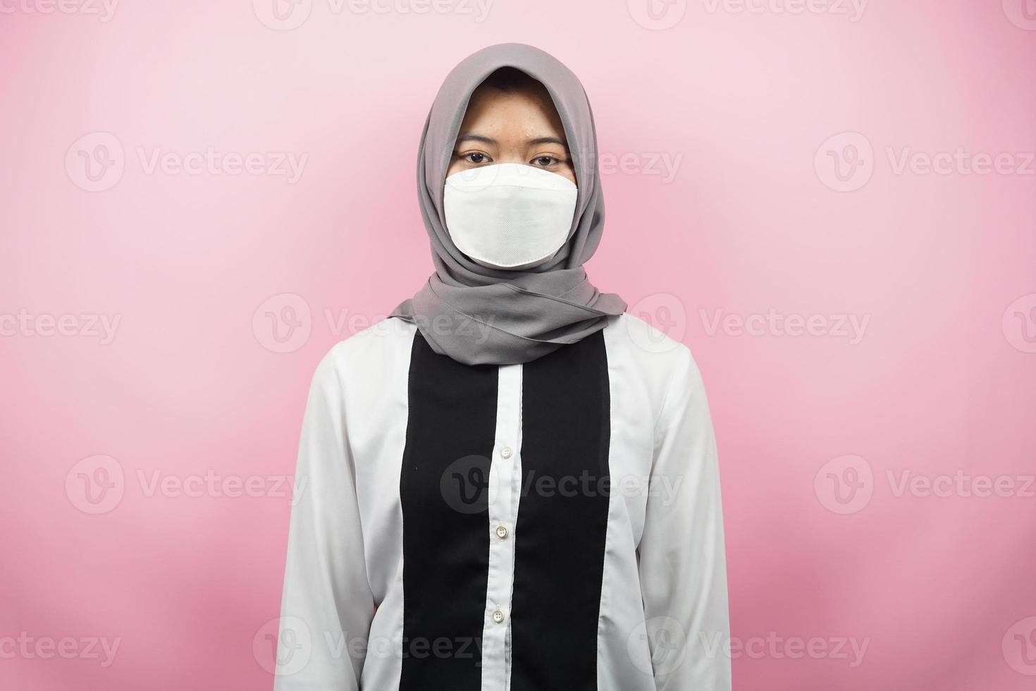 Mujer musulmana con máscaras blancas, movimiento contra el virus corona, movimiento contra el covid-19, movimiento de salud con máscaras, aislado sobre fondo rosa foto