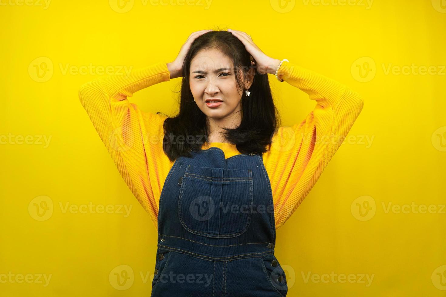 mujer joven bonita y linda estrés, depresión, mareos, sentirse molesto, enojado, insatisfecho, aislado foto