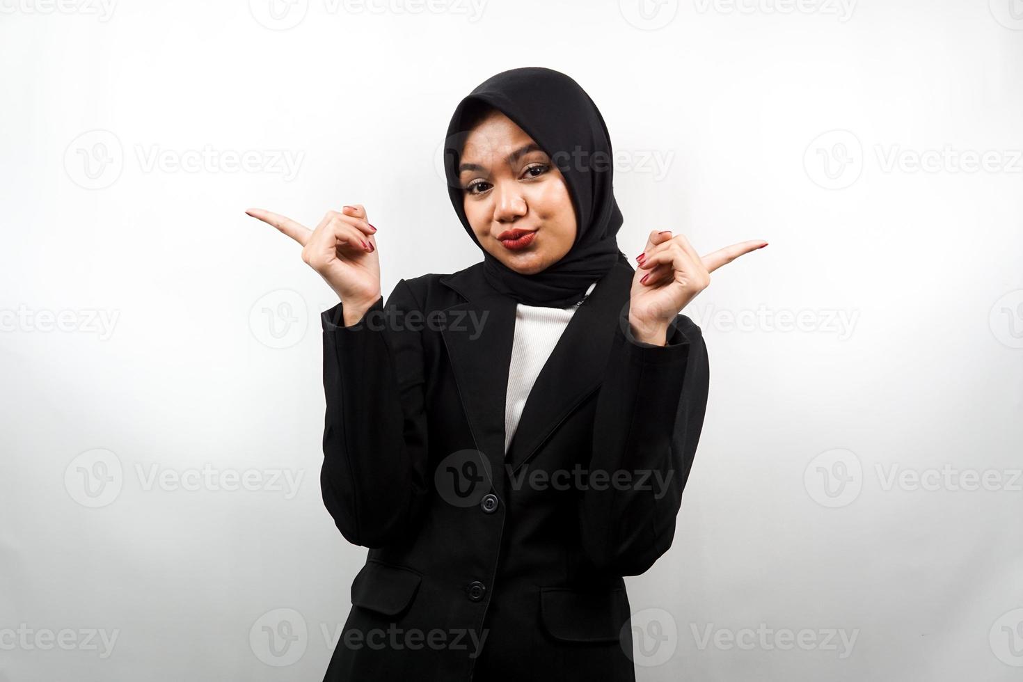 Hermosa mujer de negocios musulmana joven asiática con la boca agua, mano apuntando al espacio vacío presentando algo, aislado sobre fondo blanco. foto