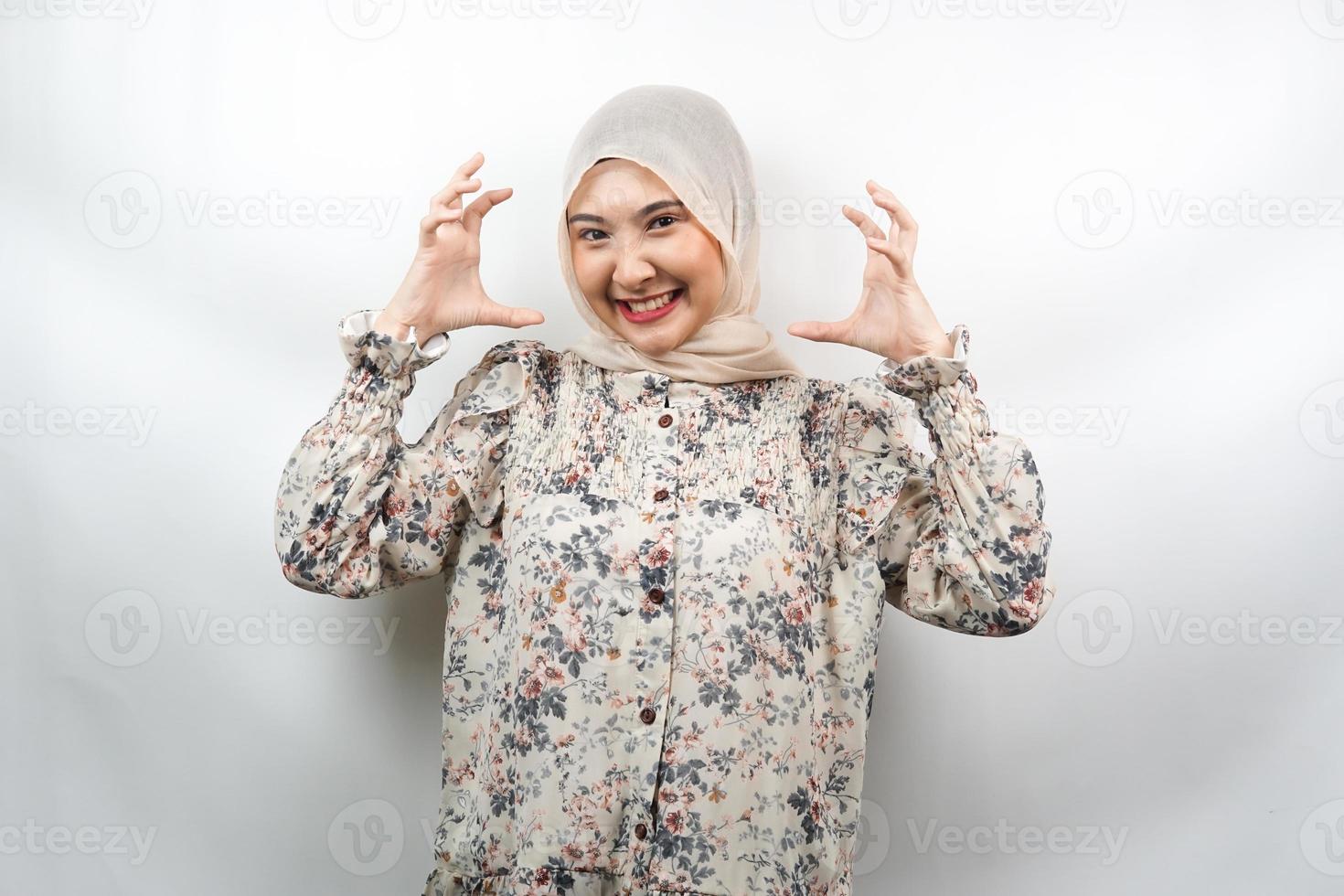 Hermosa joven mujer musulmana asiática conmocionada, mareada, estresada, infeliz, muchos problemas, quieren solución, con las manos en la cabeza aisladas sobre fondo blanco. foto
