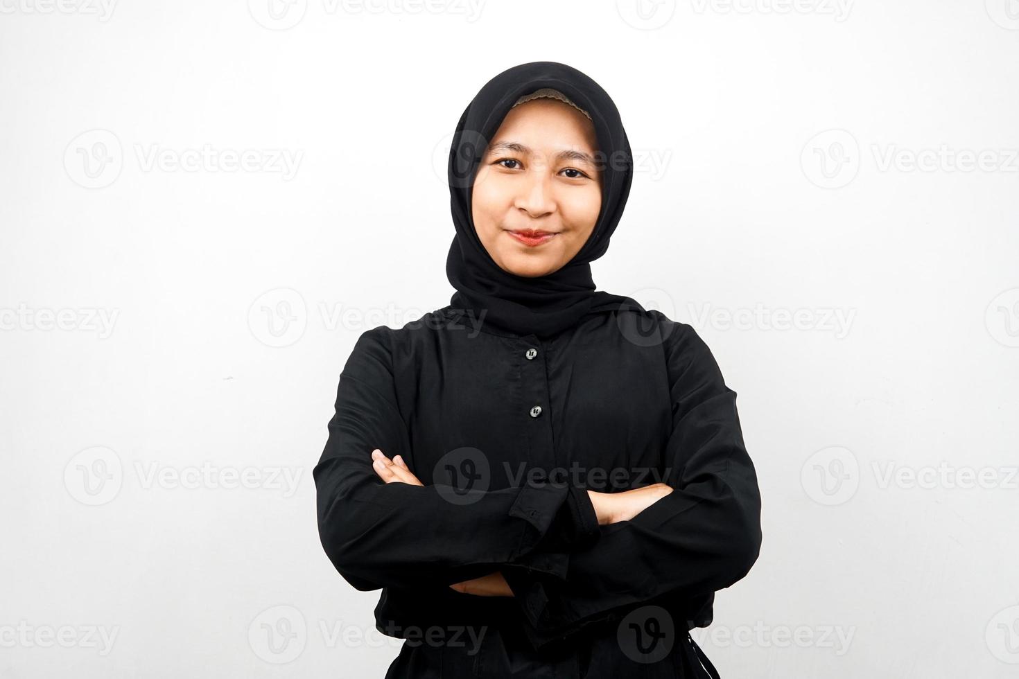 Hermosa joven mujer musulmana asiática sonriendo con confianza aislado sobre fondo blanco. foto