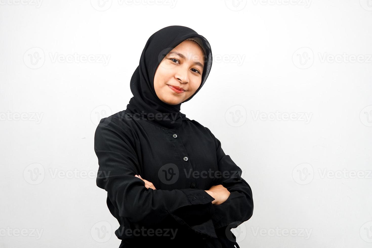 Hermosa joven mujer musulmana asiática sonriendo con confianza aislado sobre fondo blanco. foto