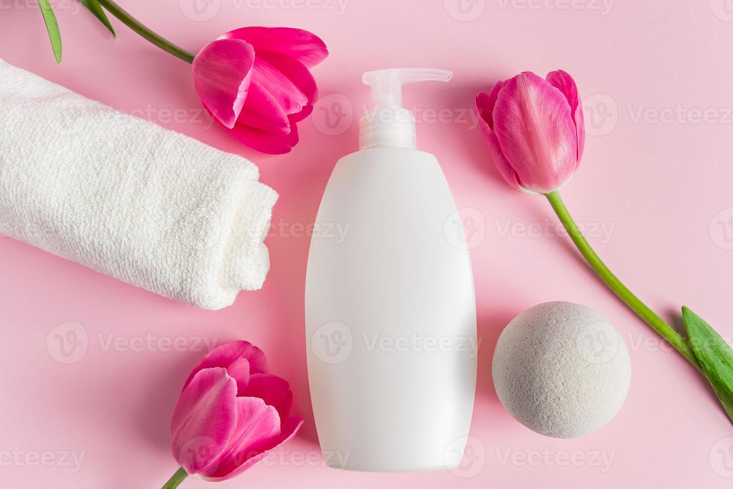 productos de spa para el cuidado de la piel sobre un fondo rosa. foto