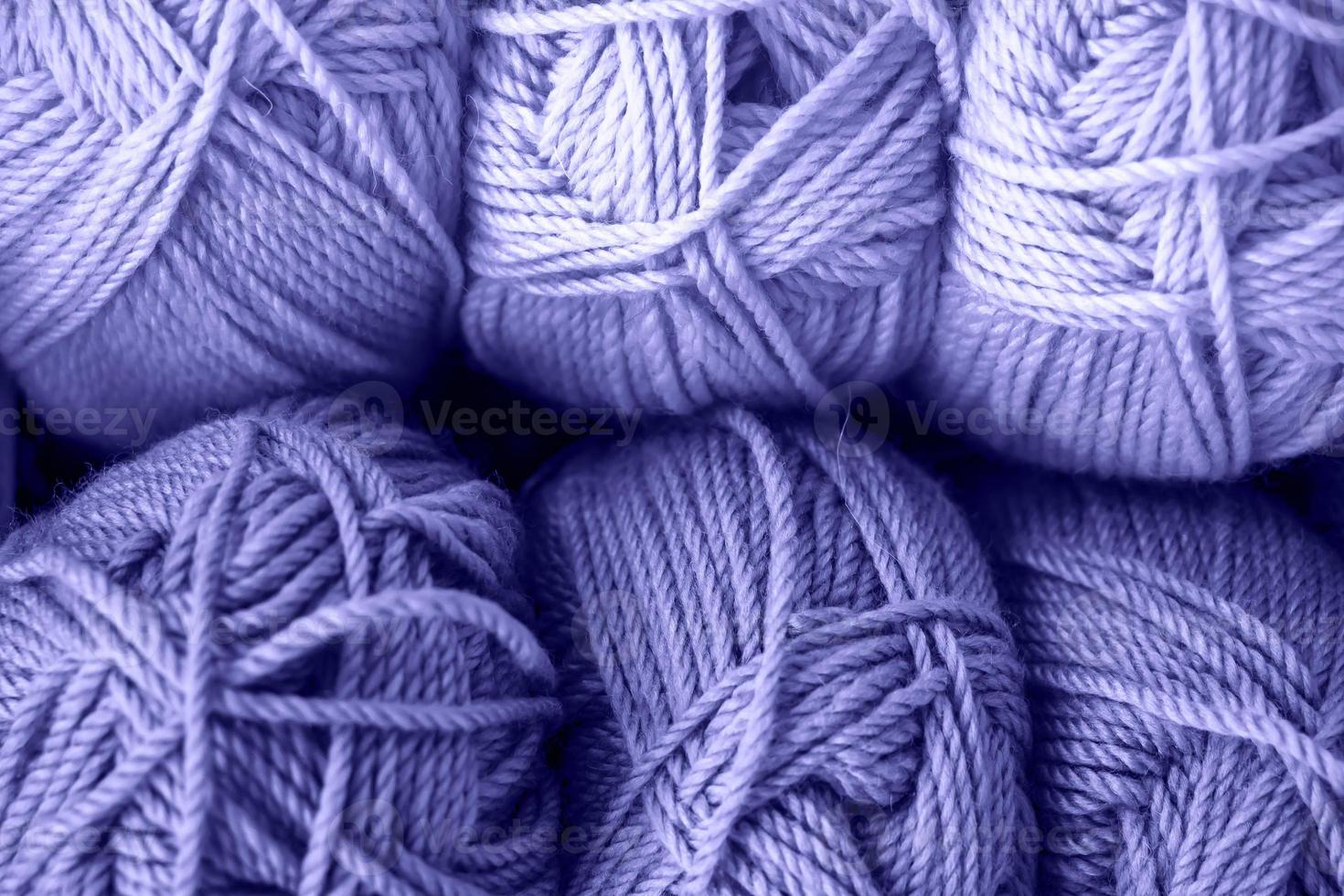 muchas bolas de hilo de lana para tejer. color de moda del año 2022. foto