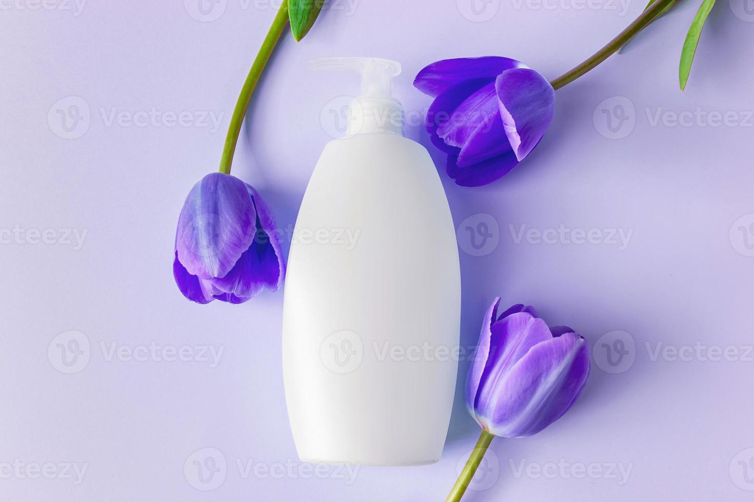 cosméticos para tratamientos de spa sobre un fondo morado. color de moda del año 2022 foto