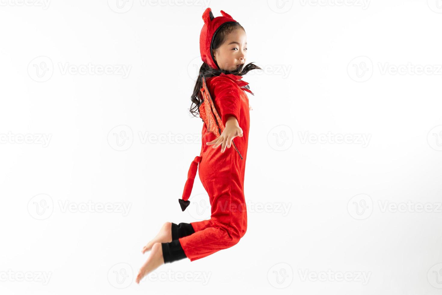 Retrato de niña linda asiática en traje malvado para el festival de Halloween con calabaza foto