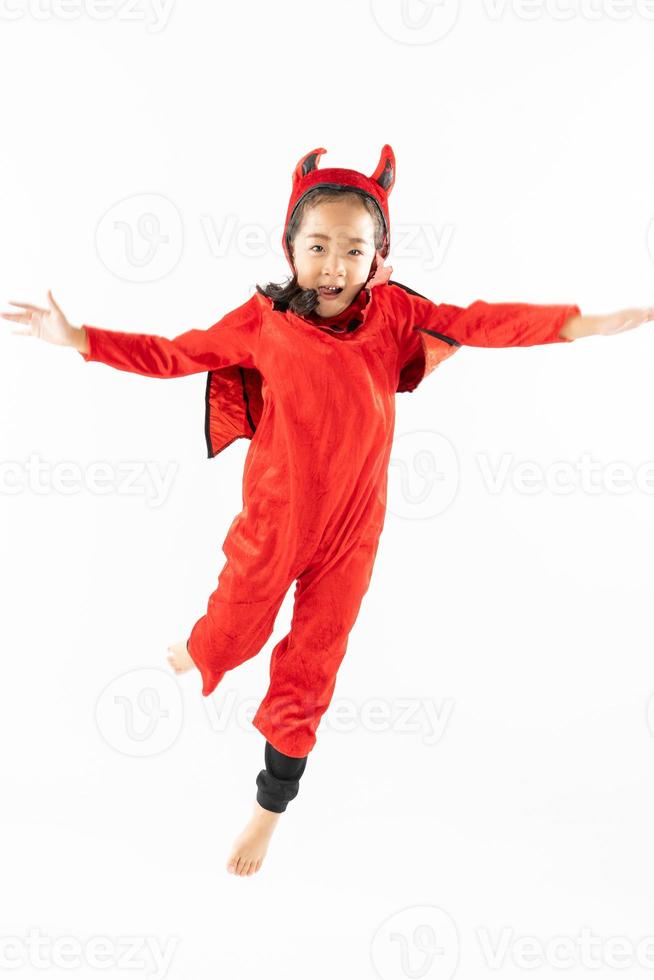 Retrato de niña linda asiática en traje malvado para el festival de Halloween con calabaza foto