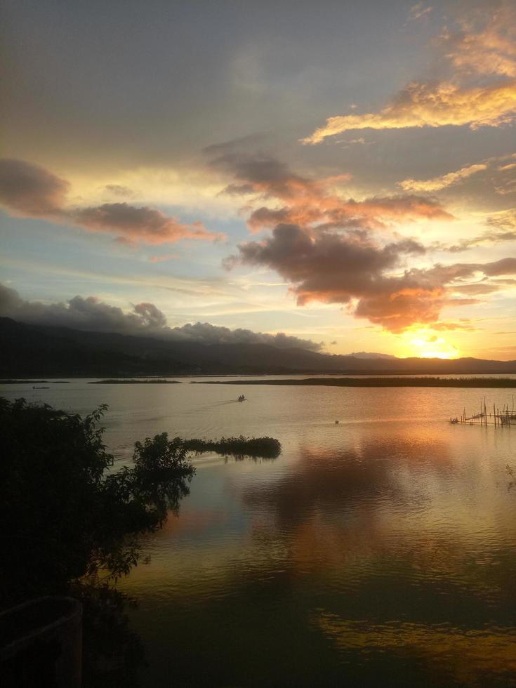 una vista del lago limboto por la tarde. puesta de sol en el lago limboto, indonesia foto