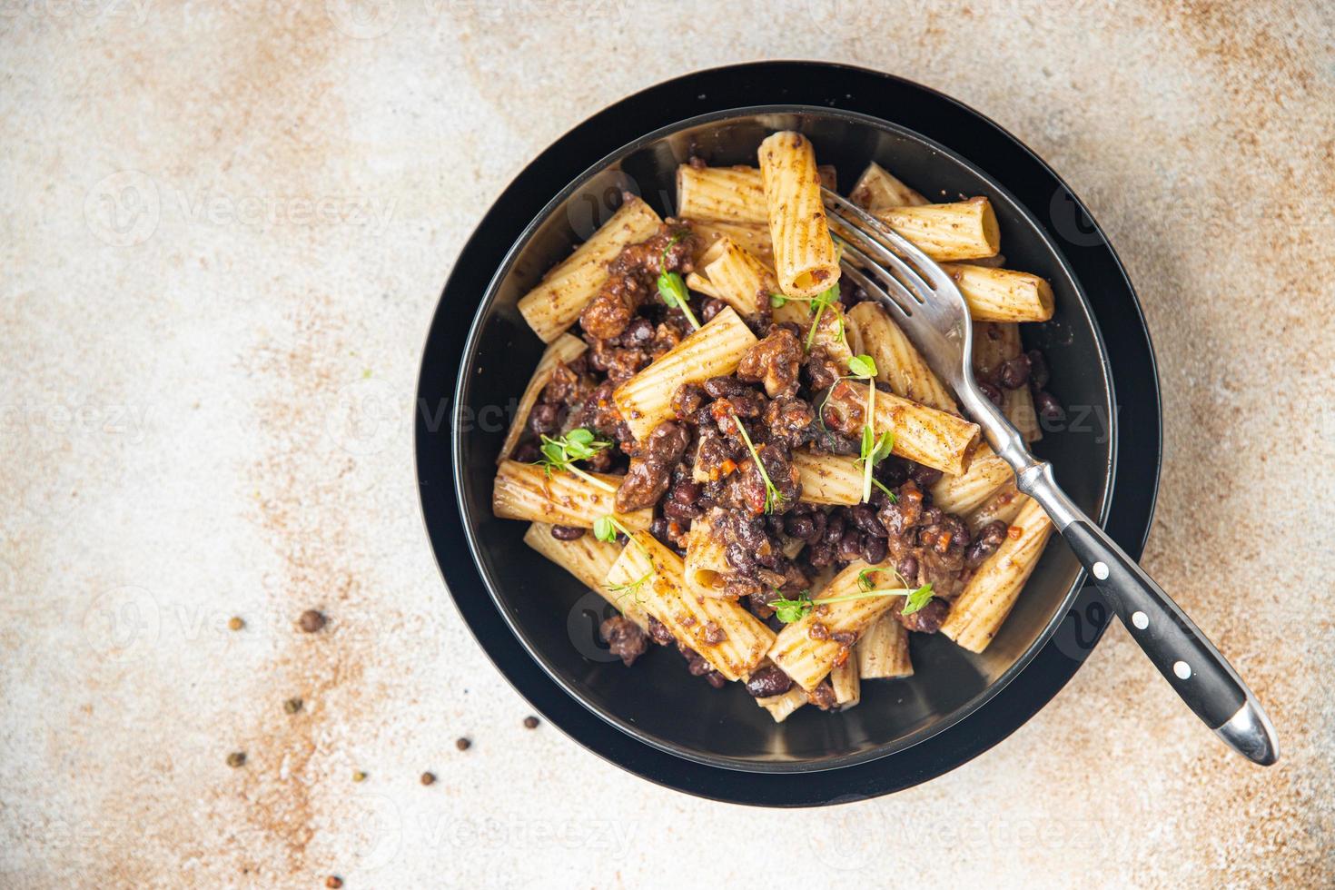 Pasta fagioli con frijoles rigatoni o tortiglioni comida italiana foto