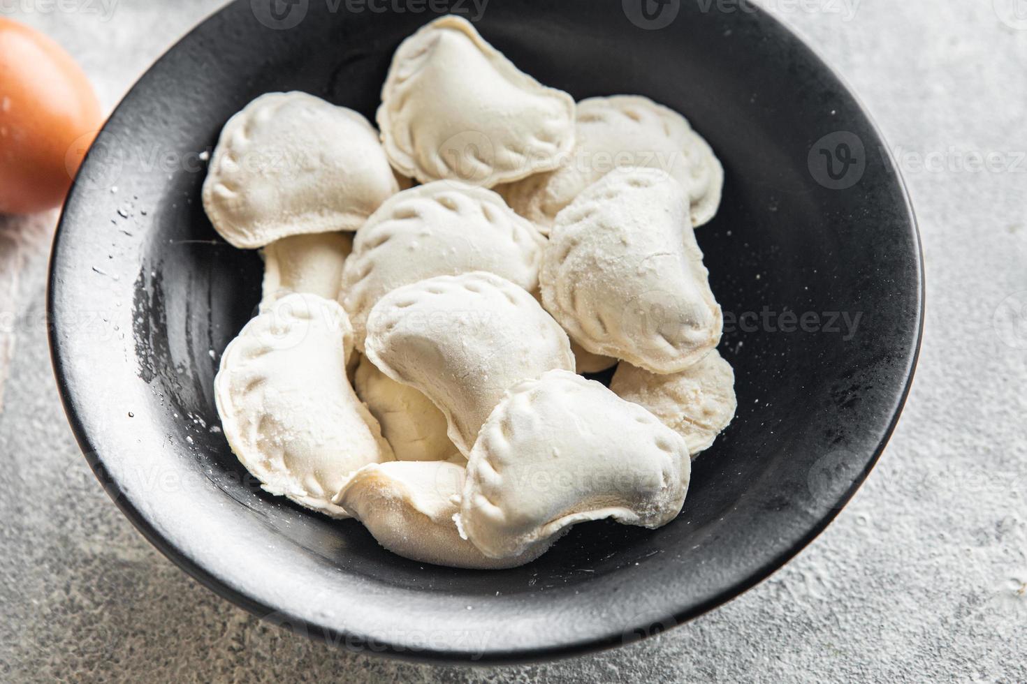 vareniki bolas de masa hervida rellenas congeladas crudas semielaboradas foto