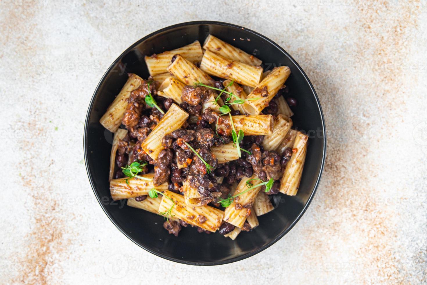 Pasta fagioli con frijoles rigatoni o tortiglioni comida italiana foto