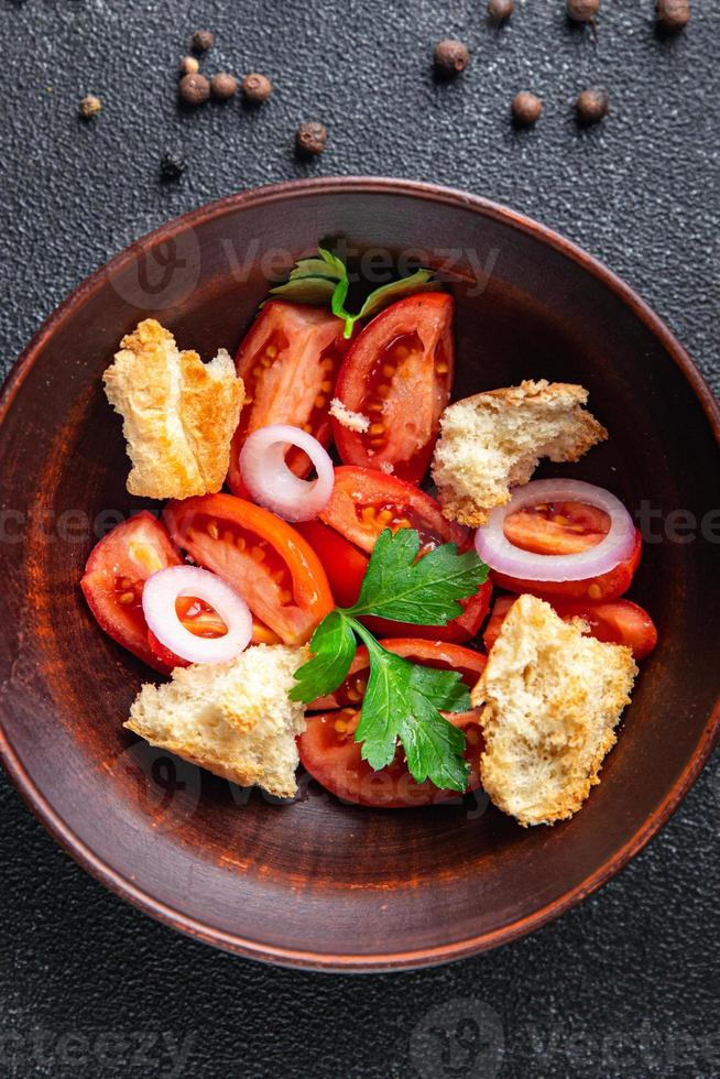 Ensalada de panzanella pan seco, tomate comida vegetariana foto