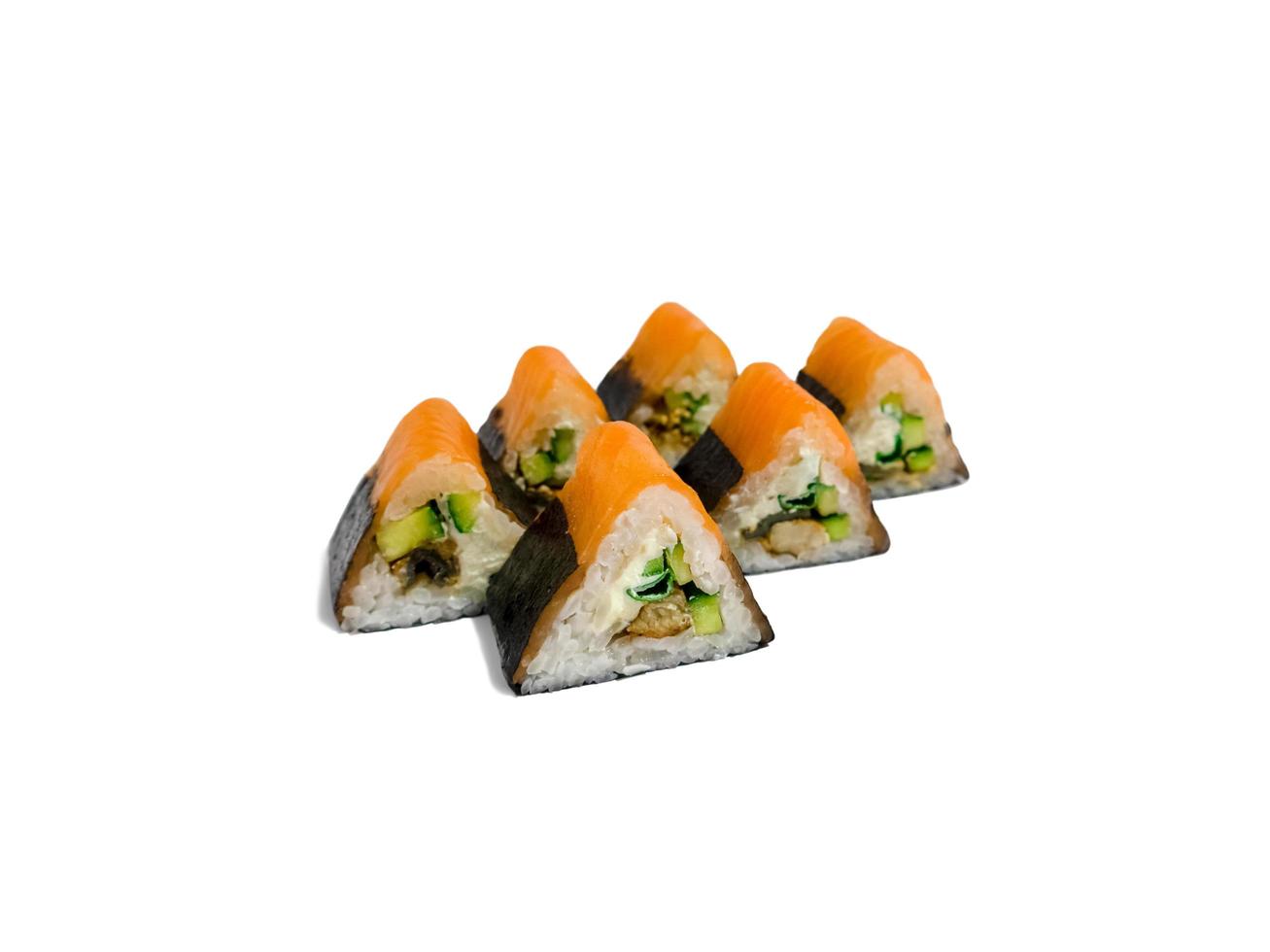 rollo triangular california aislado sobre fondo blanco. rollo de sushi japonés con salmón, acné, pepino, cebollas verdes y queso california foto
