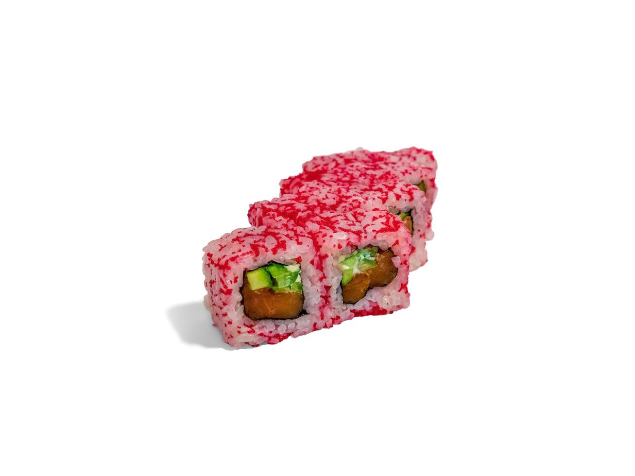 rollo de uramaki aislado sobre fondo blanco. rollo de sushi japonés con caviar rojo, atún pepino y mayonesa foto