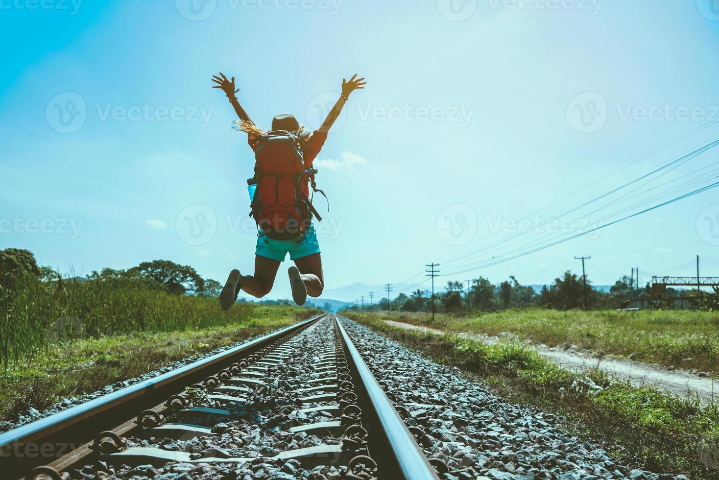 las mujeres asiáticas viajan al campo. viajar relajarse. bolsa de viaje mochila. caminar sobre el ferrocarril. tailandia foto