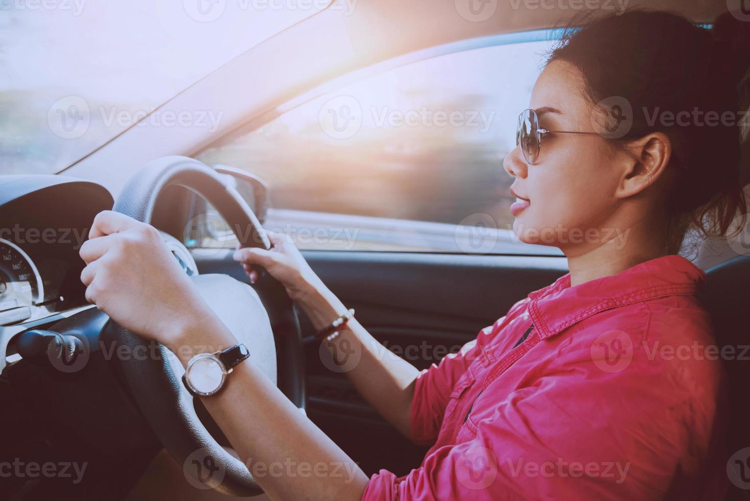 las mujeres asiáticas viajan relajarse en las vacaciones. andar en coche foto