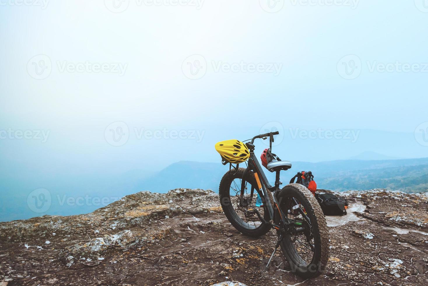 fotografía de viajes naturaleza. viajar relajarse. viajar relajarse andar en bicicleta desierto en la naturaleza. tailandia foto