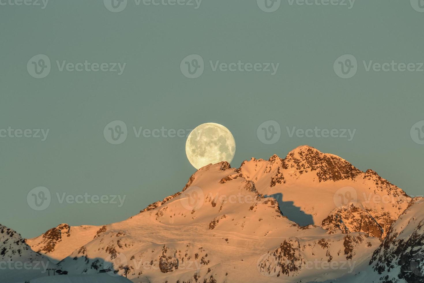 luna sobre la montaña foto