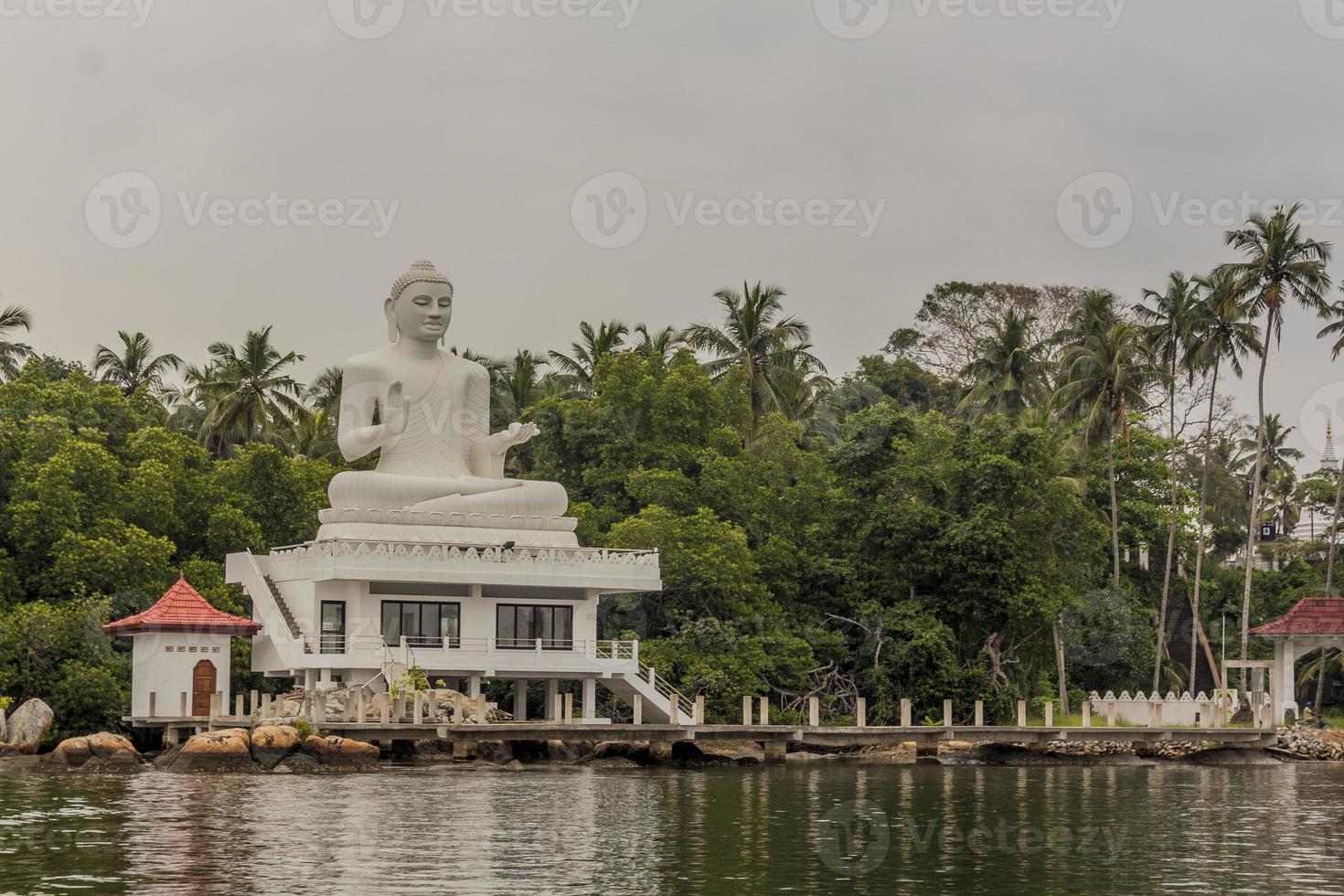 templo de udakotuwa en bentota, sri lanka. enorme estatua de buda blanca. foto