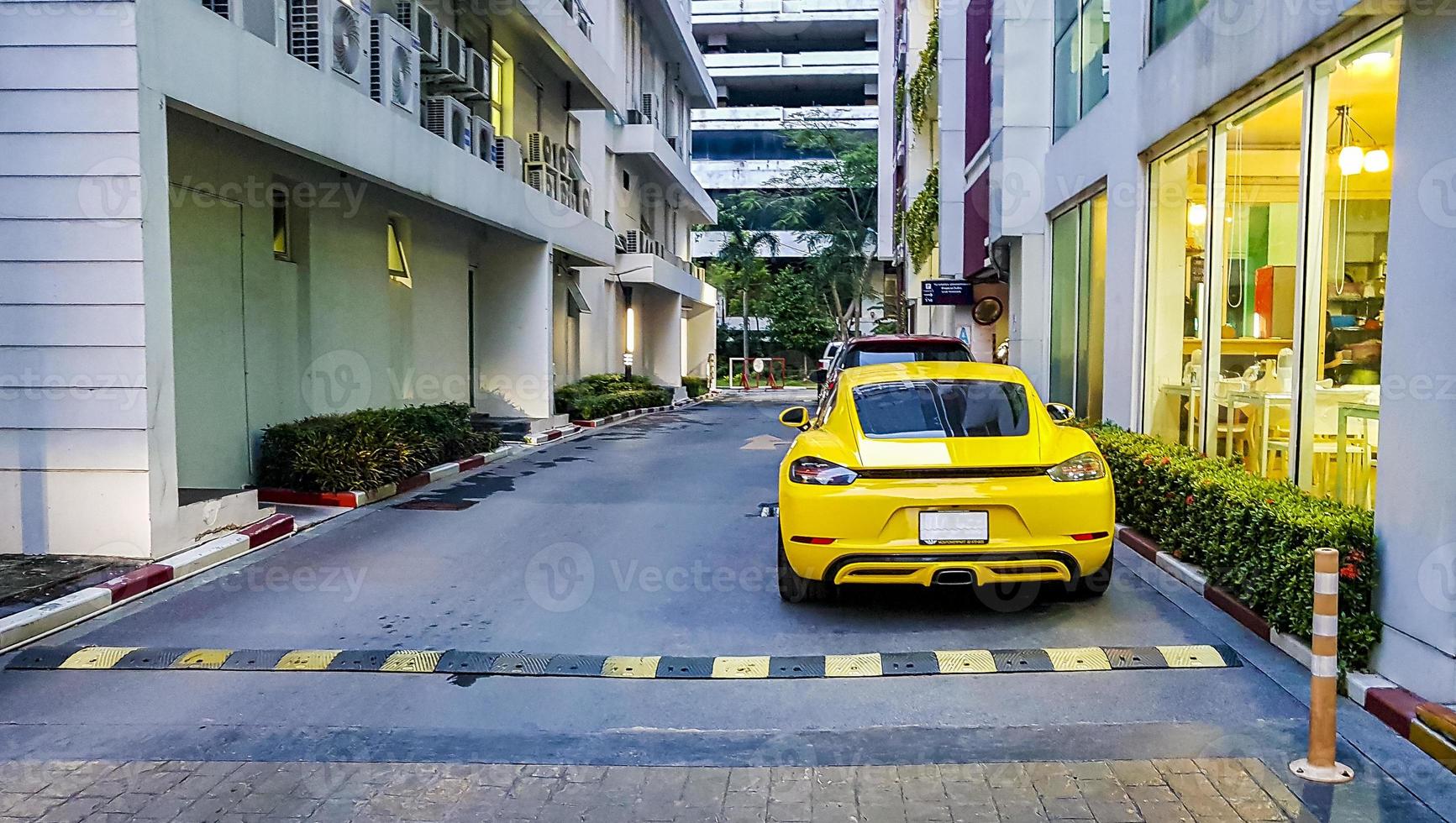 Coche deportivo amarillo estacionado en Bangkok, Tailandia. foto