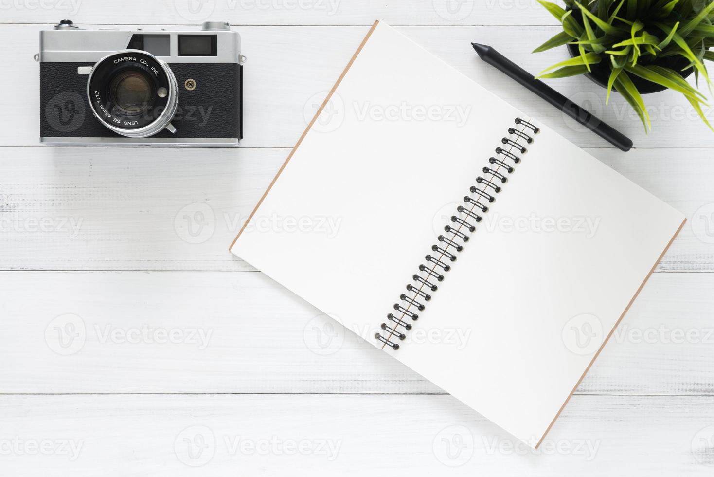 espacio de trabajo mínimo: foto creativa plana del escritorio del espacio de trabajo. Fondo de mesa de madera de escritorio de oficina blanco con maquetas de cuadernos y cámara retro. vista superior con espacio de copia, fotografía plana