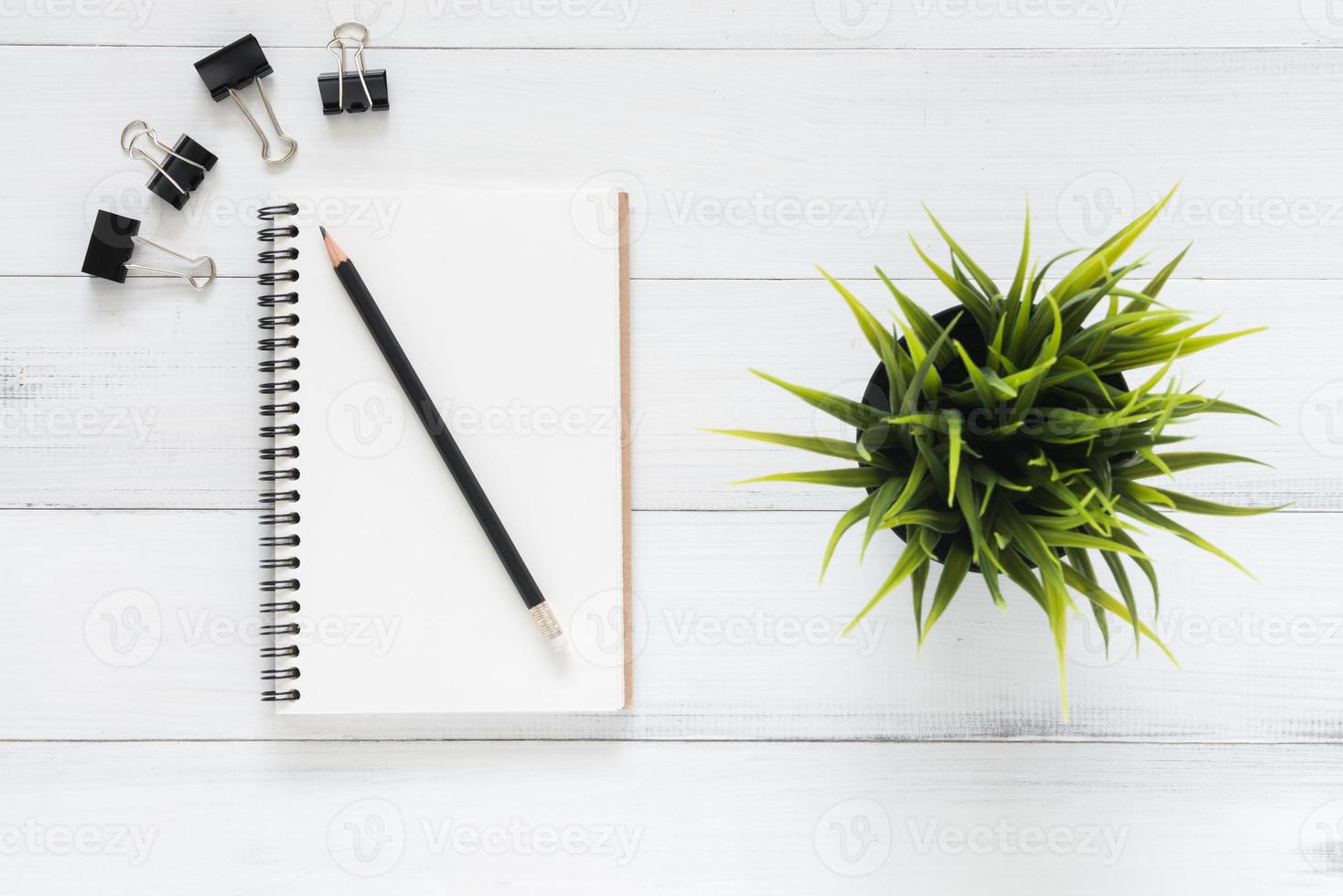 espacio de trabajo mínimo: foto creativa plana del escritorio del espacio de trabajo. Fondo de mesa de madera de escritorio de oficina blanco con maquetas de cuadernos y lápiz y planta. vista superior con espacio de copia, fotografía plana