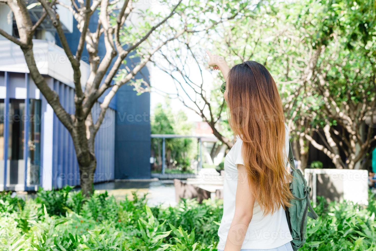 una joven asiática disfrutando en el jardín de su estilo de vida en la ciudad el fin de semana por la mañana. mujer joven con su estilo de vida de la ciudad de fin de semana en el jardín. actividad al aire libre y concepto de estilo de vida de la ciudad. foto