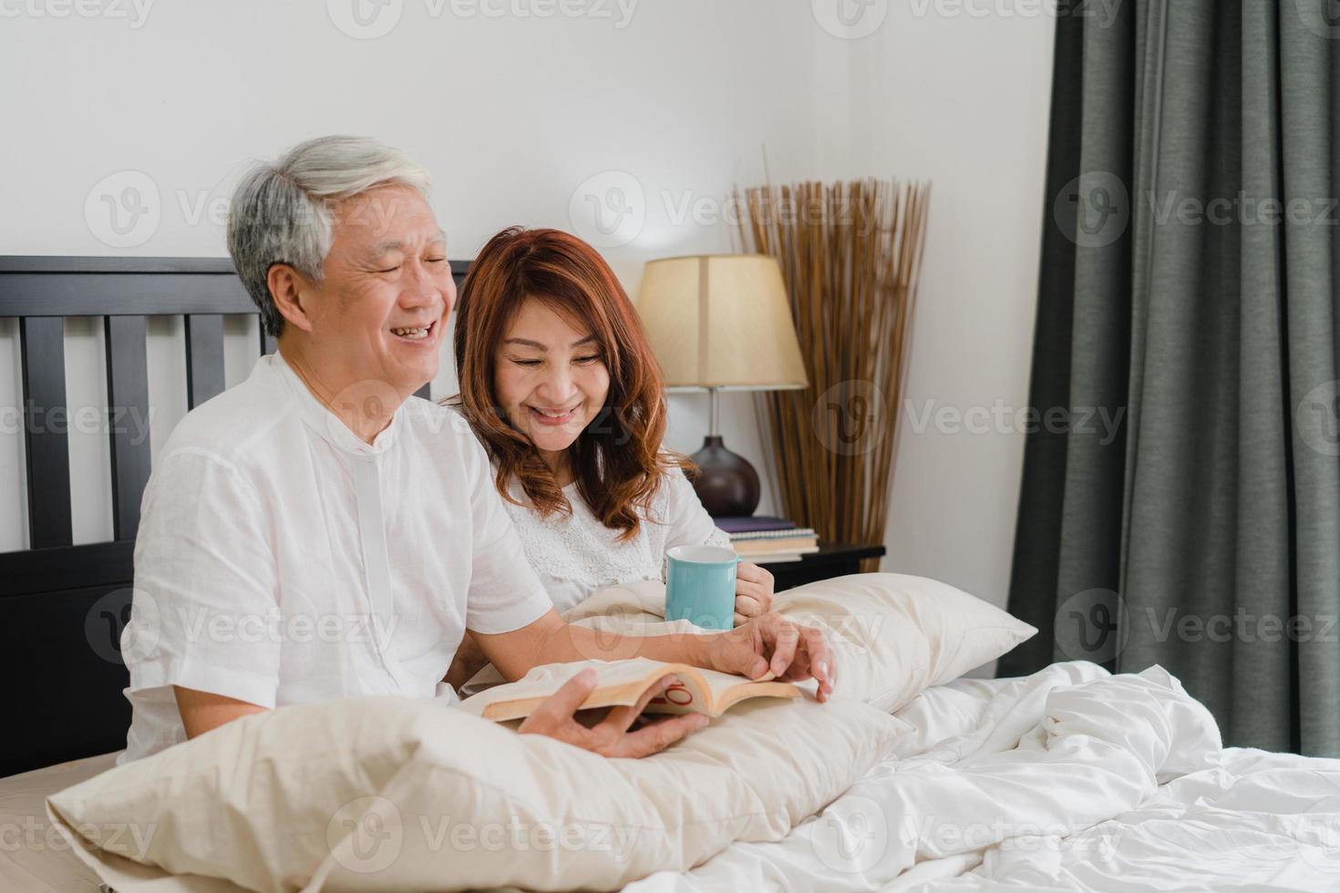 pareja senior asiática hablando en la cama en casa. Abuelos chinos mayores  asiáticos, esposo y esposa
