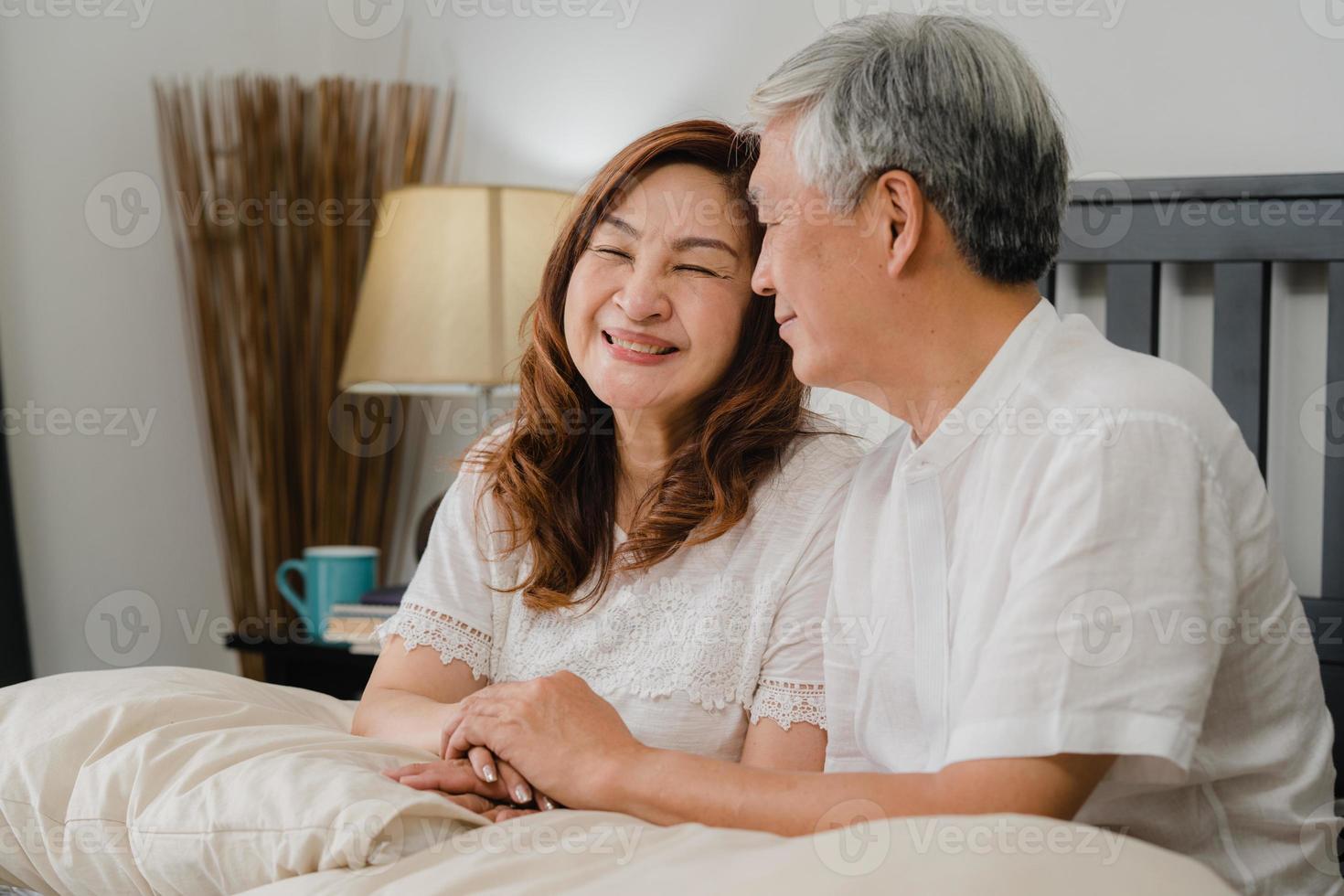 pareja senior asiática hablando en la cama en casa. Abuelos chinos mayores asiáticos, esposo y esposa pareja senior asiática hablando en la cama en casa. Abuelos chinos mayores asiáticos, esposo y esposa
