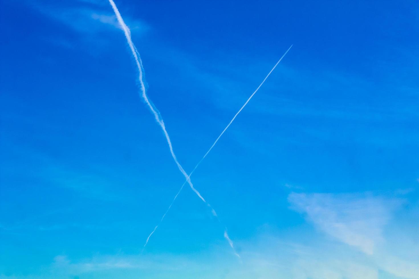 cruzar de las nubes chemtrails en el cielo en suecia. foto