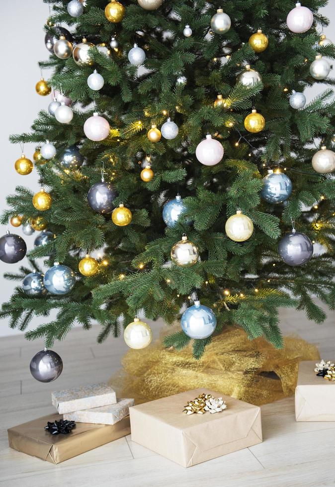 árbol de navidad con decoraciones foto