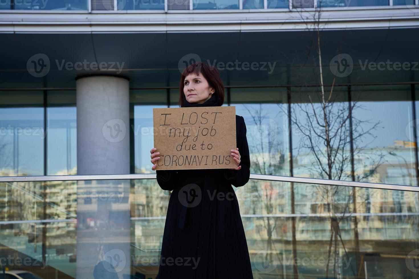 mujer sostiene un cartel que dice que perdí mi trabajo debido al coronavirus. foto