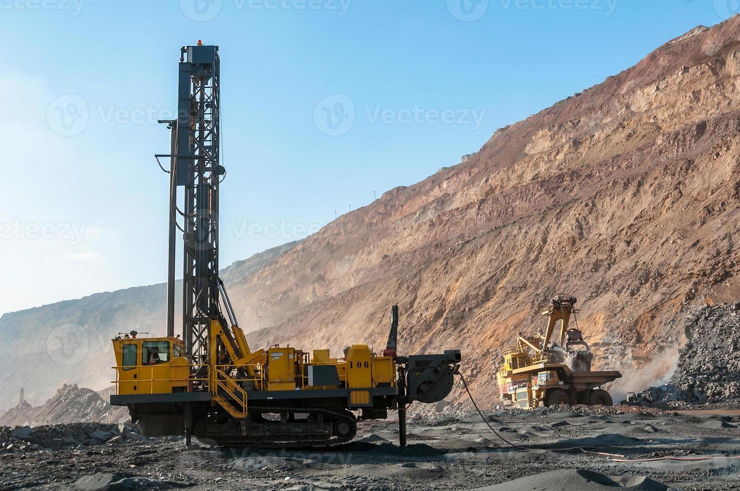 Los camiones volquete de mina a cielo abierto conducen solo zona industrial de la cantera de mineral de hierro foto