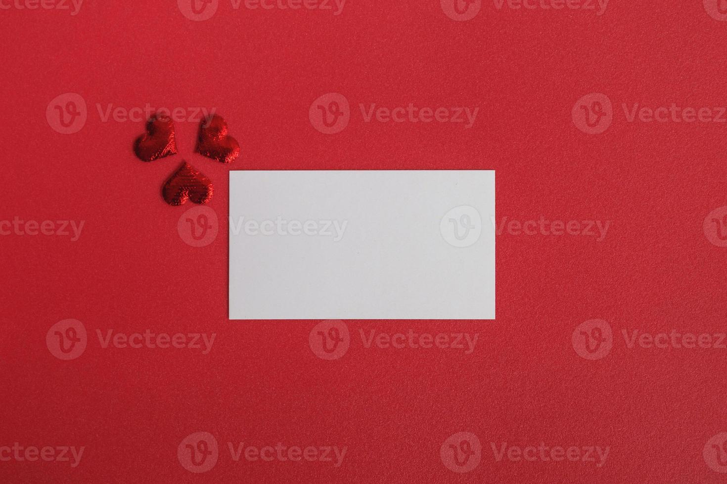 tres corazones, tarjeta de felicitación del día de san valentín en blanco. fondo romántico monocromático rojo. foto