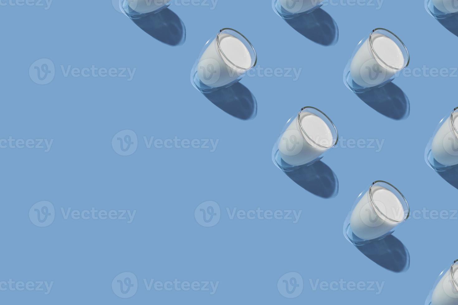 día mundial de la leche. patrón sobre un fondo azul. un vaso de leche. patrón. foto