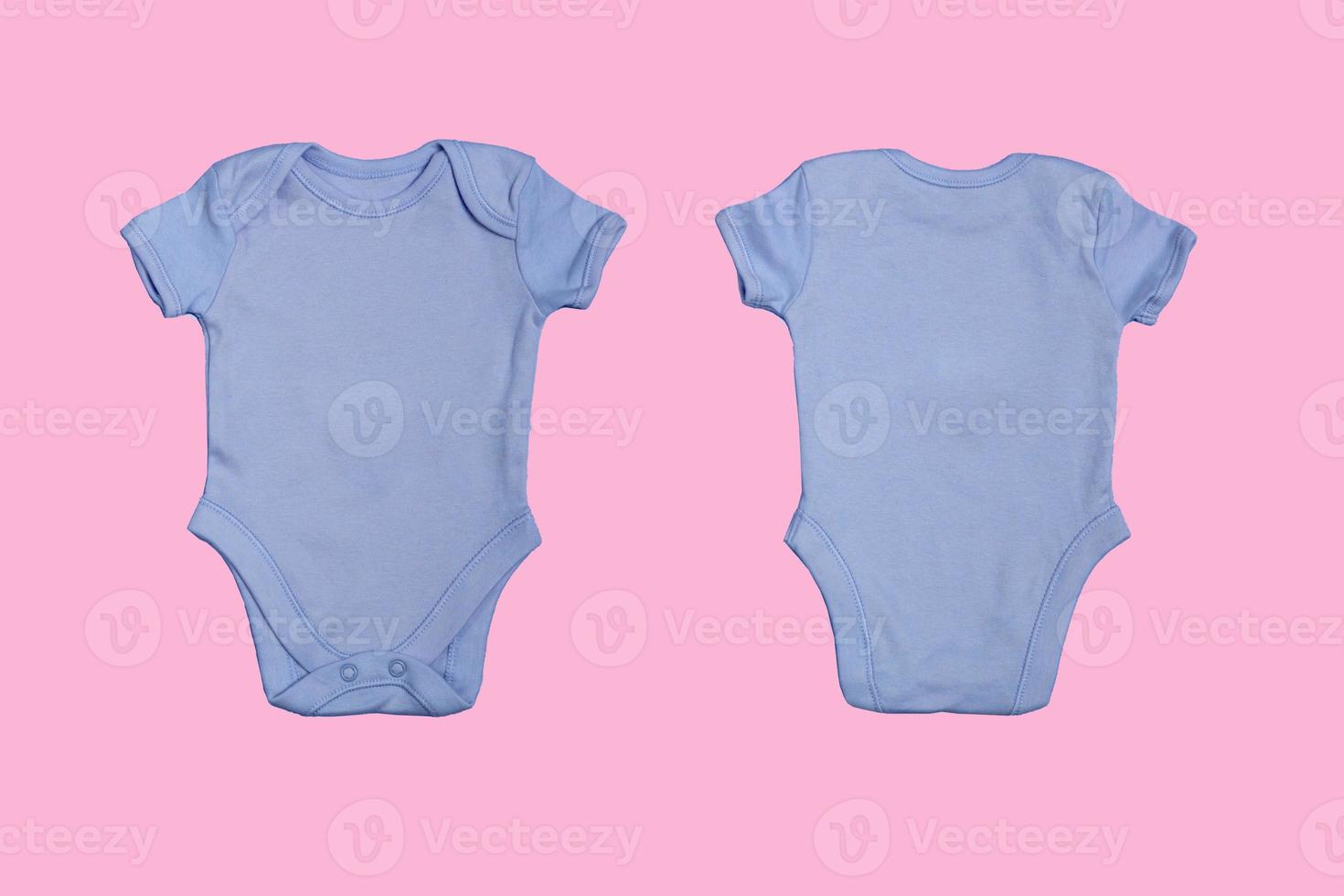 Plantilla de mono de bebé en blanco azul, maqueta de primer plano sobre fondo rosa. anverso y reverso. Body de bebé, mono para recién nacidos. vista desde arriba foto