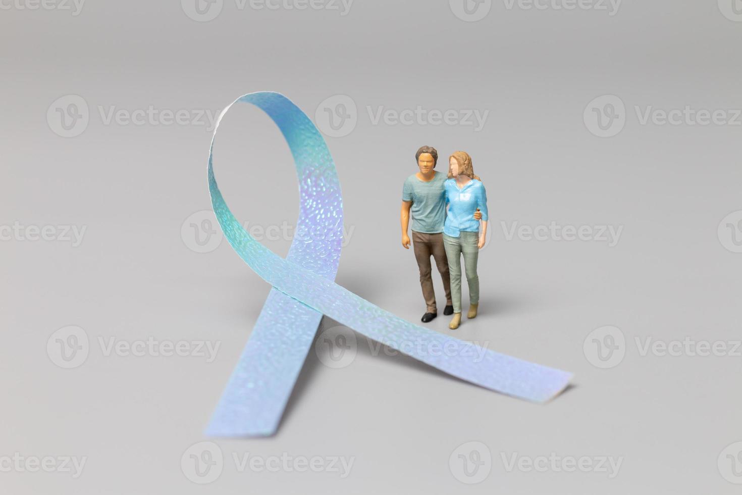 pareja de pie frente a cintas, concepto del día mundial del cáncer foto