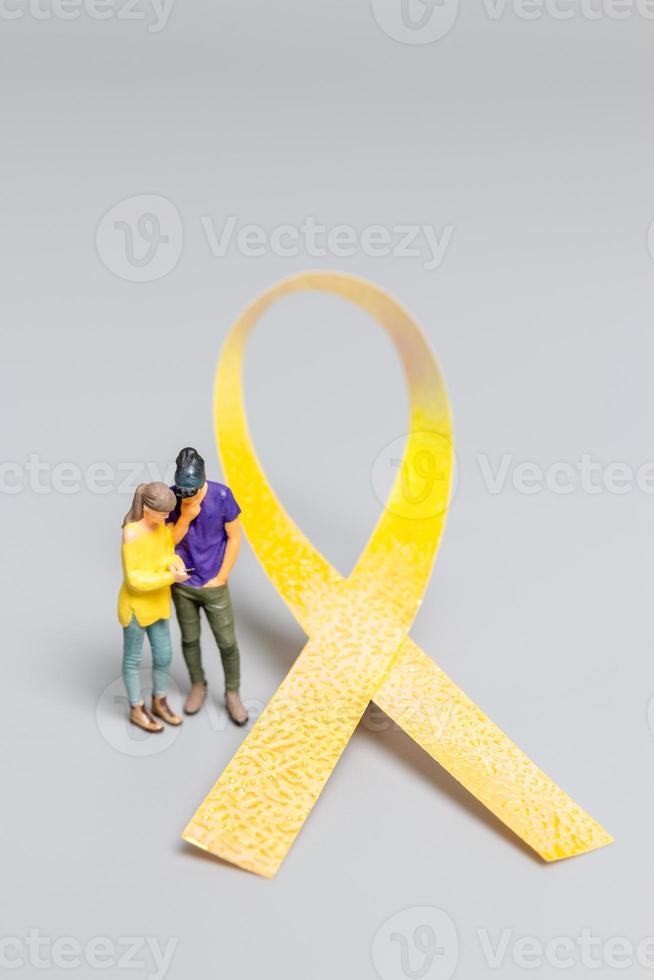 pareja de pie frente a cintas, concepto del día mundial del cáncer foto