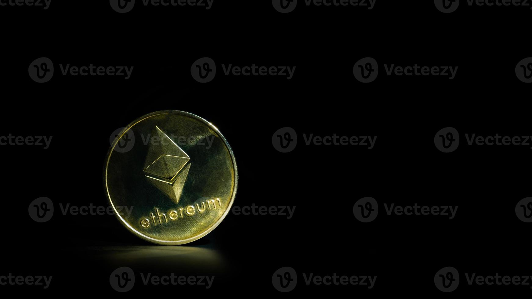 Ethereum moneda de oro sobre fondo oscuro con espacio de copia foto