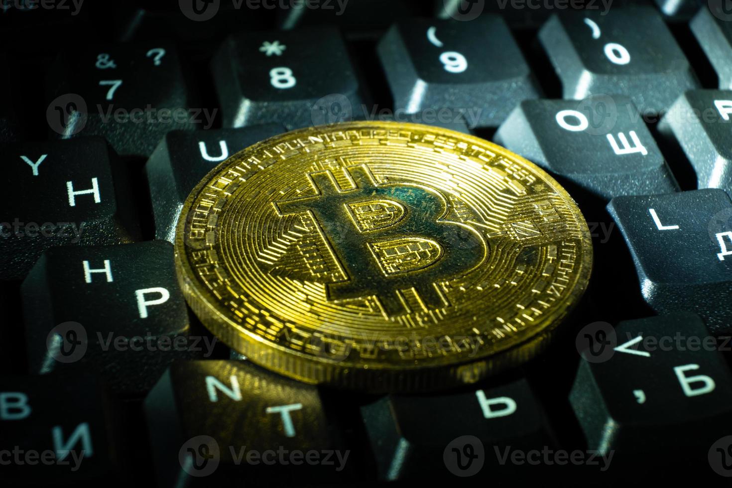 Moneda de oro bitcoin de cerca, concepto de dinero digital criptomoneda btc foto