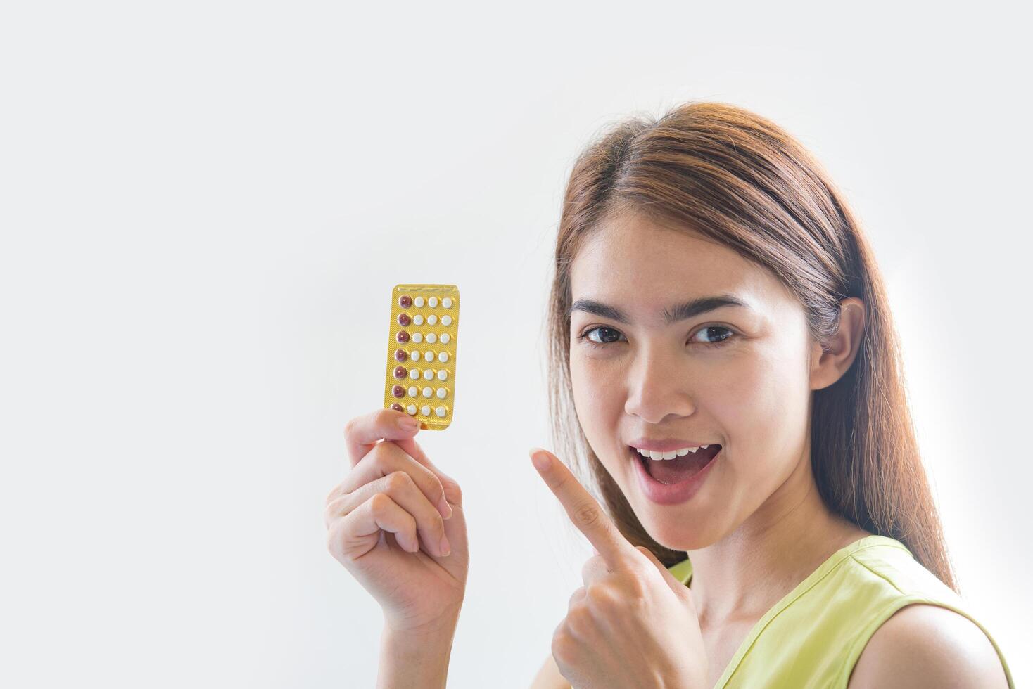 mano de mujer sosteniendo un panel anticonceptivo prevenir el embarazo foto