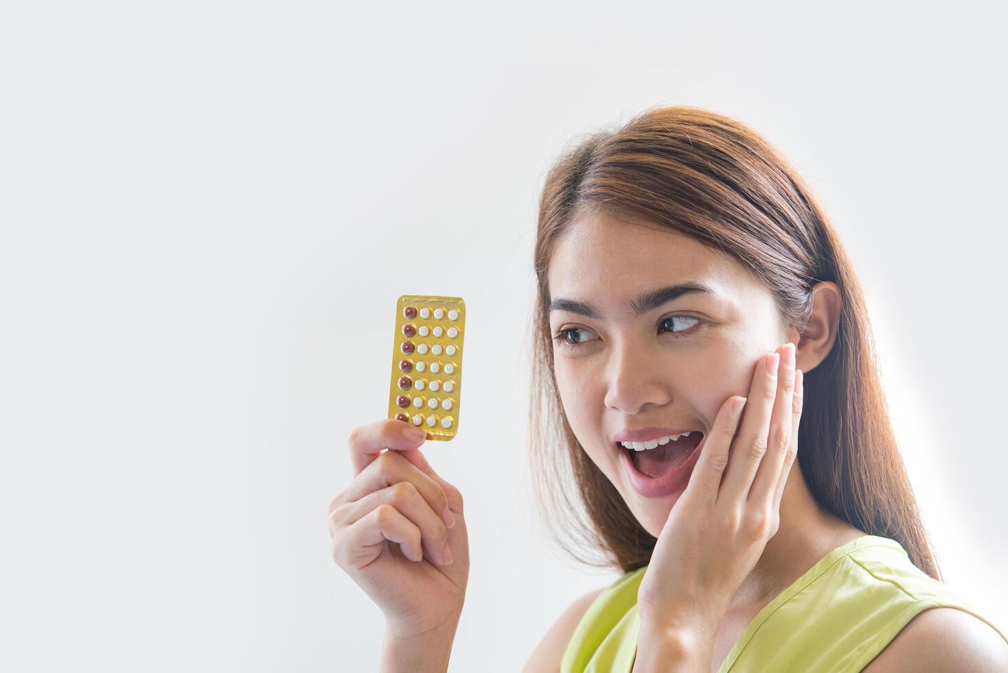 mano de mujer sosteniendo un panel anticonceptivo prevenir el embarazo foto