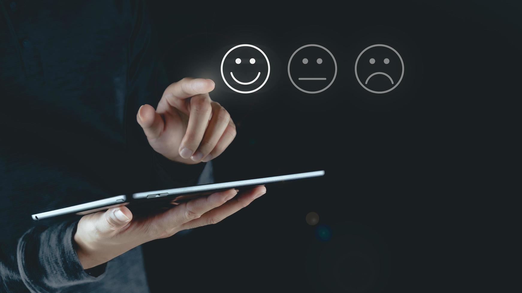 Cerca del cliente hombre tocando la pantalla virtual en el icono de cara de sonrisa feliz para dar una revisión de satisfacción, calificación de servicio, satisfacción, concepto de experiencia de servicio al cliente. foto