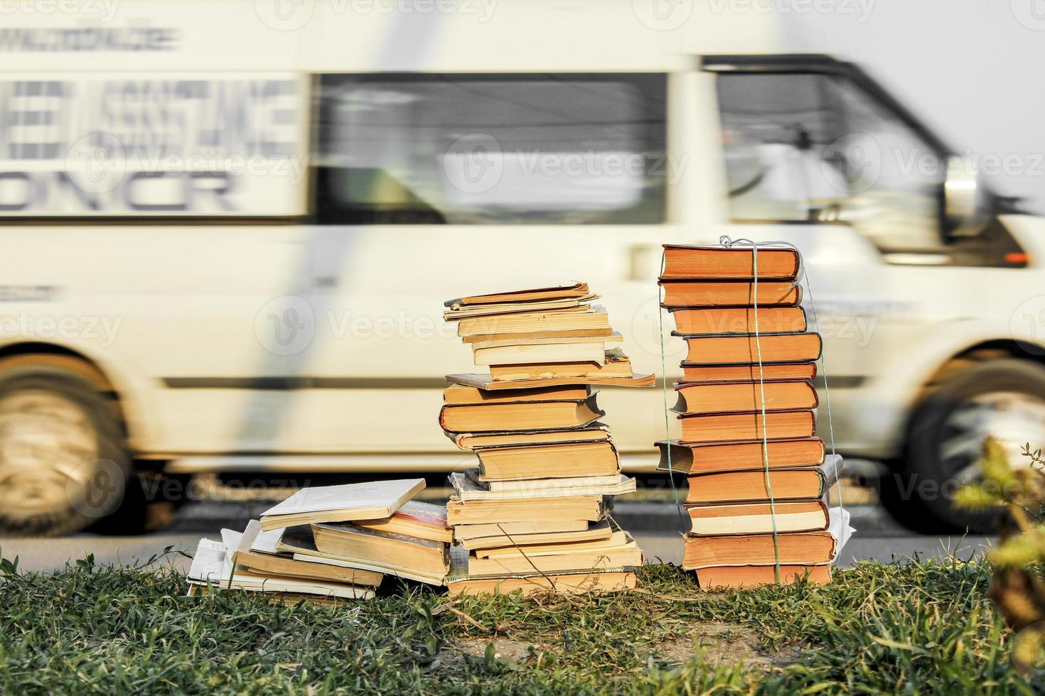 tirado montón de libros viejos tirados por la carretera en la hierba. foto