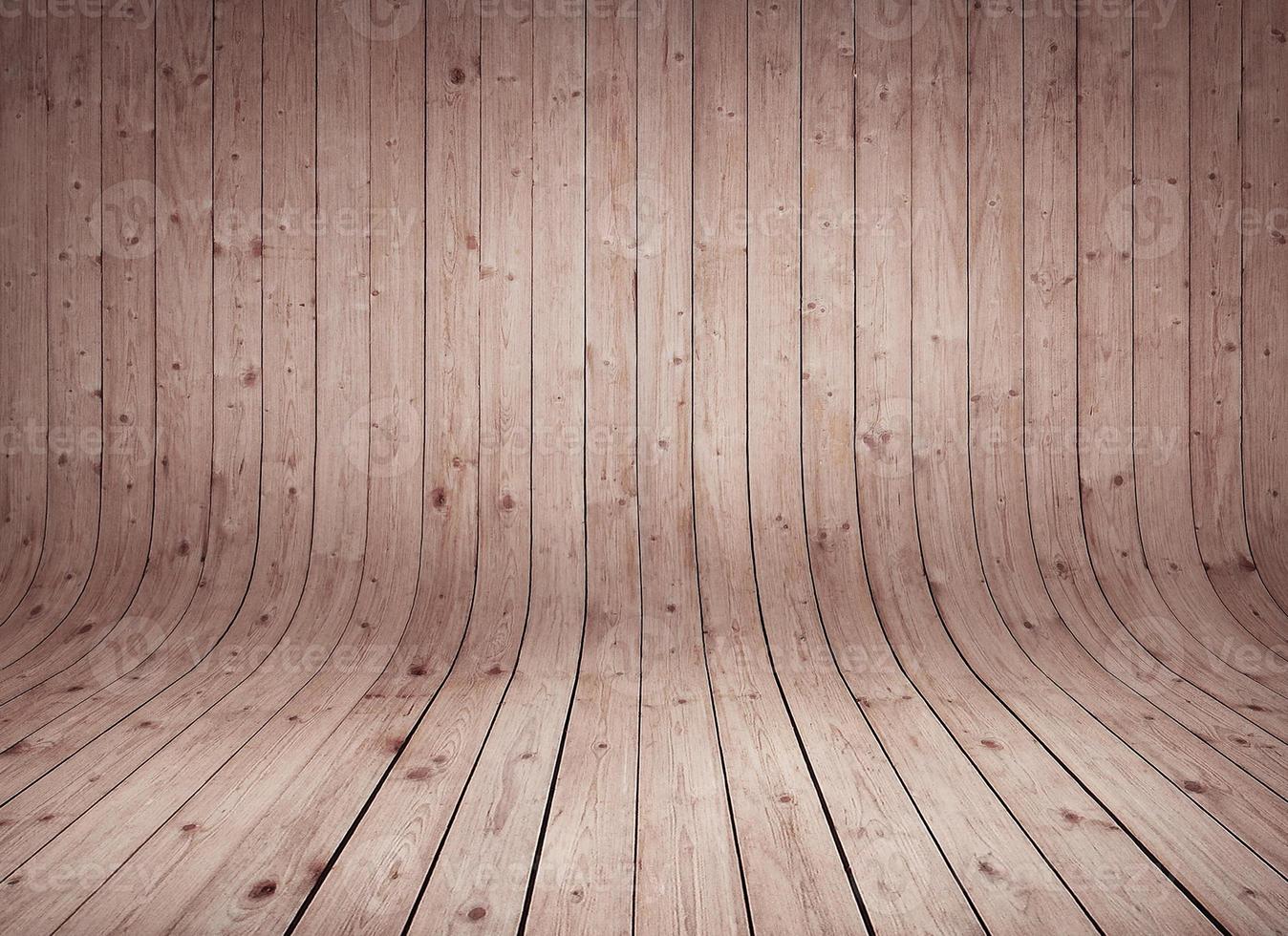 Piso de fondo de madera marrón sobre pared negra en el fondo al aire libre y fondo de textura vintage de tablón antiguo de madera. tablón horizontal de pared de madera natural foto