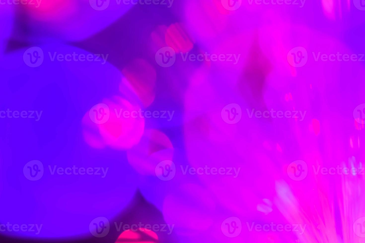 Luz de neón púrpura claro neón abstracto destello de lente brillante de color sobre fondo negro oscuro y futurista de fondo abstracto y neón foto