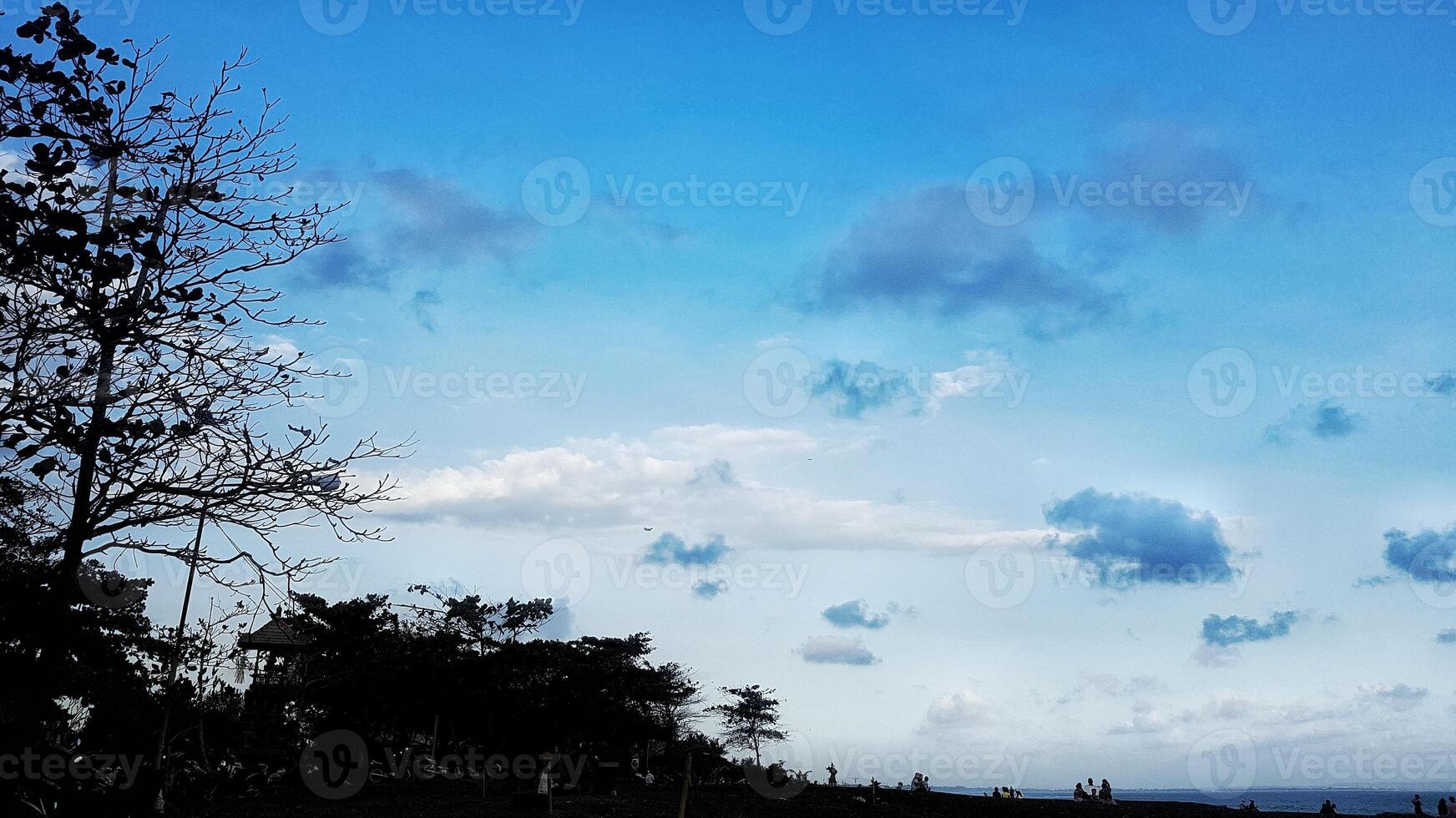 bosque y cielo azul paisaje parque natural montaña valle camino paisaje colorido paisaje otoñal y belleza del concepto de naturaleza foto