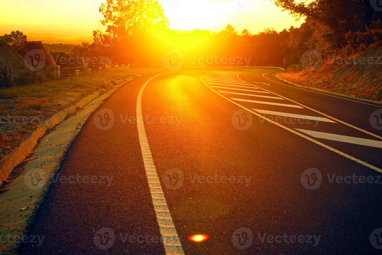 puesta de sol naranja en la carretera pista hermosa carretera girando en las colinas y carretera de montaña carretera de pastizales en la noche en. foto