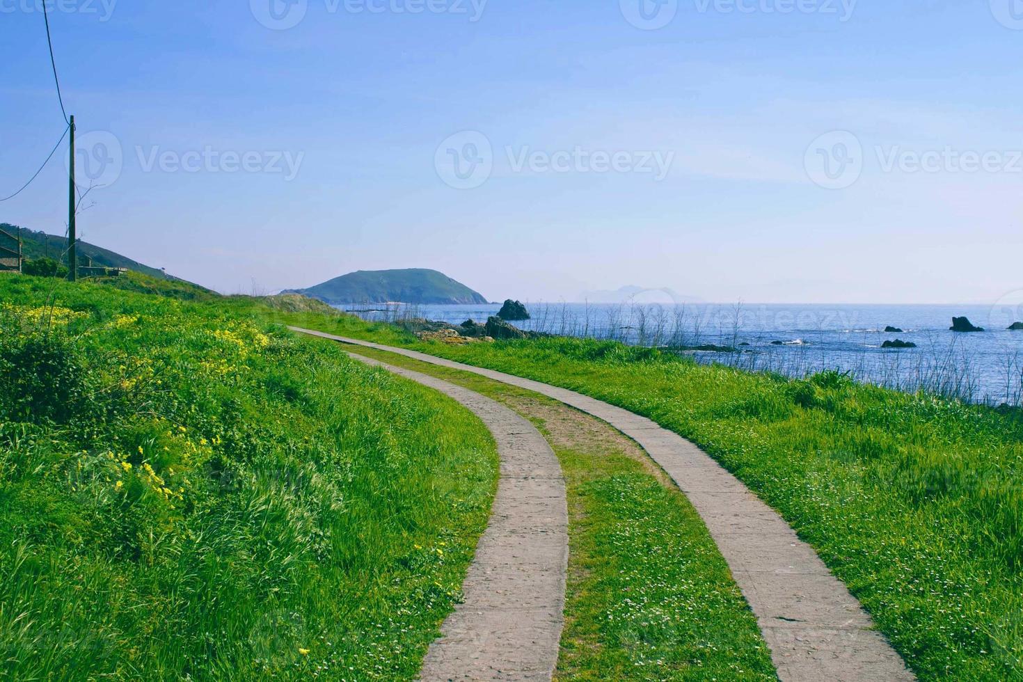 Hermoso camino verde y caminos en las colinas y camino de montaña camino de pastizales en la noche. foto