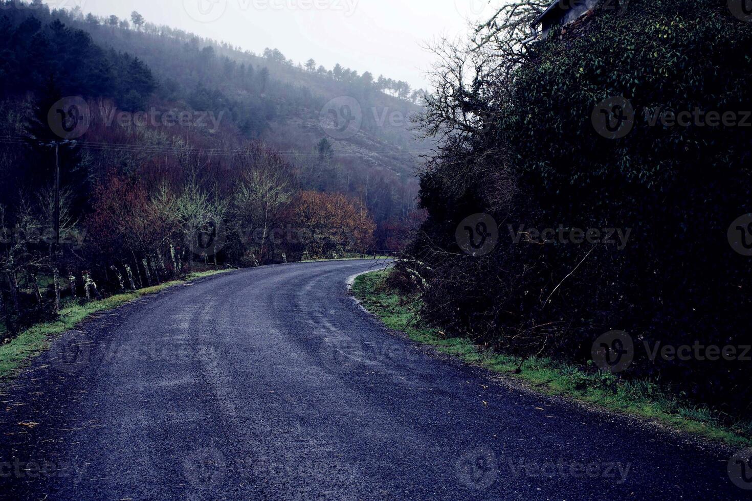 camino oscuro camino hermoso y caminos en las colinas y camino de montaña camino de pastizales en la noche. foto